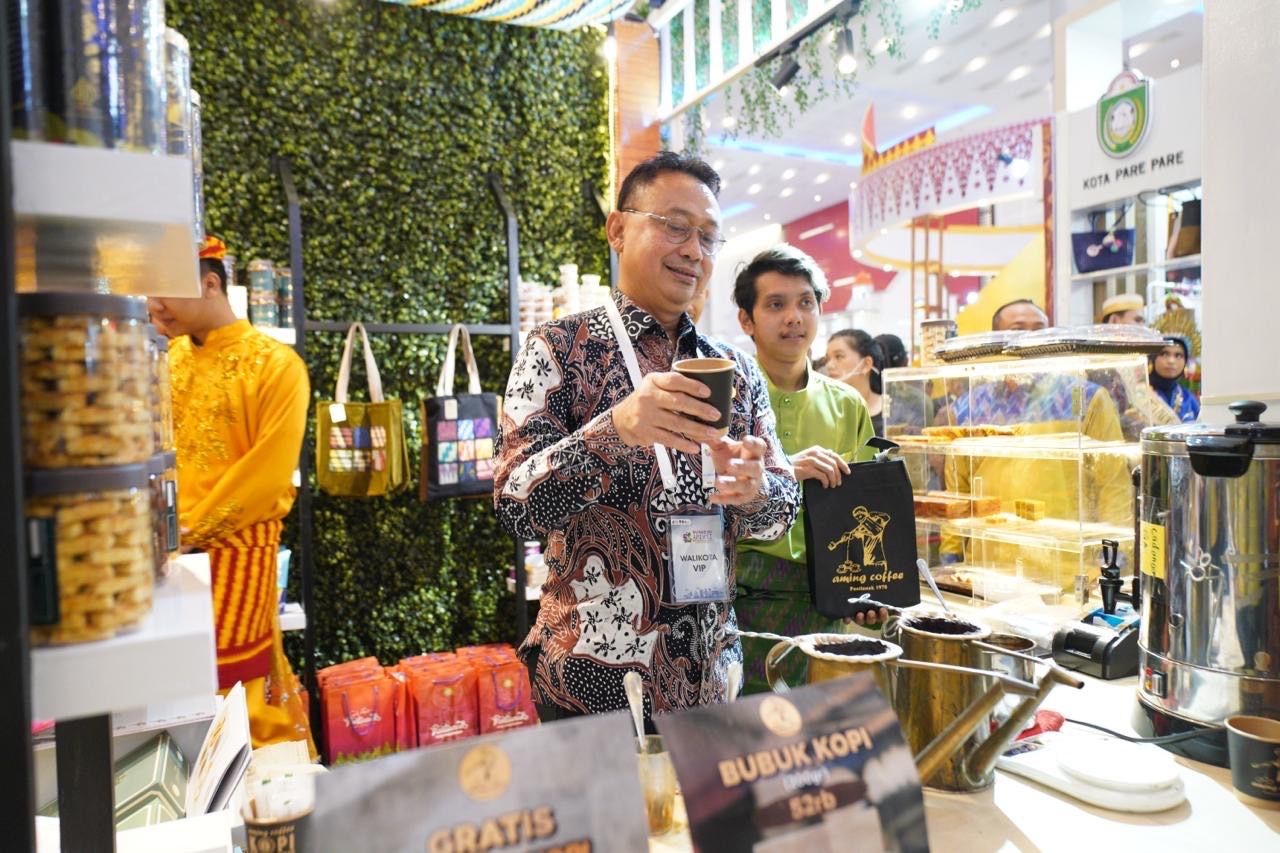 PRODUK UMKM: Wali Kota Pontianak Edi Rusdi Kamtono saat melihat produk UMKM Kota Pontianak pada sebuah ajang pameran.