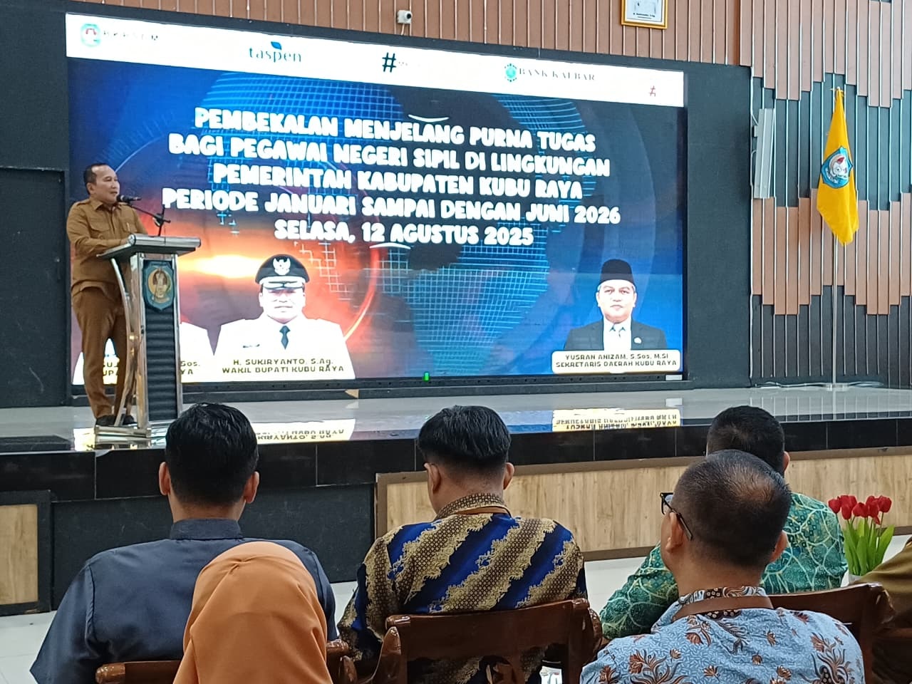 ARAHAN: Bupati Kubu Raya, Sujiwo, memberikan arahan pada pembekalan jelang purnatugas PNS lingkungan Pemkab Kubu Raya, Selasa (12/8) di Aula Praja Utama Kantor Bupati Kubu Raya.