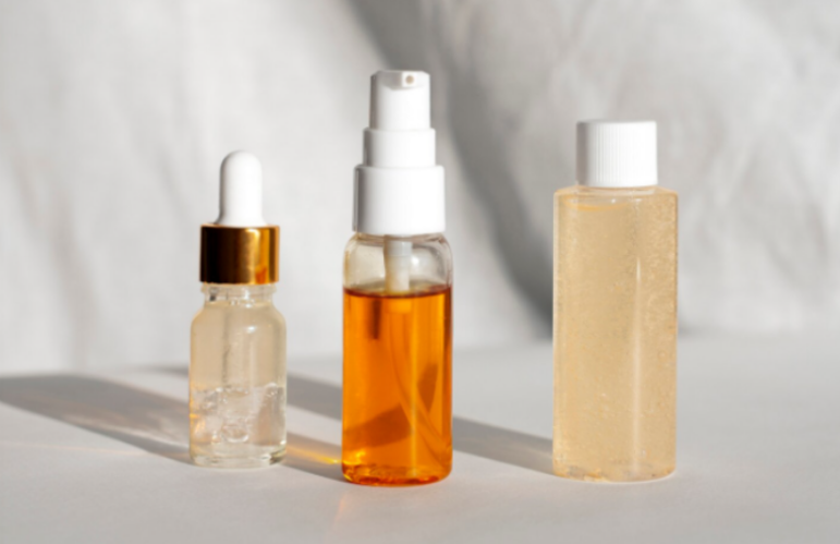 Serum vitamin C membantu mencerahkan kulit bila digunakan secara rutin dan di waktu yang tepat, pagi atau malam hari.(Foto: Freepik)