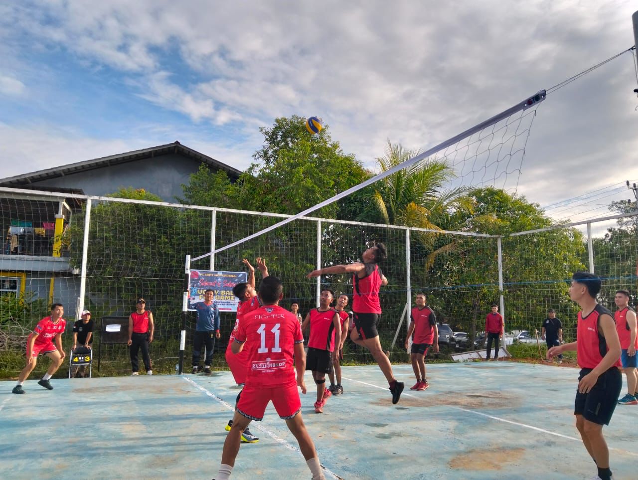 Tim Polres Melawi dan Kodim 1205/ Sintang Jadi Laga Pembuka Volly Ball Fun Game dalam rangka memeriahkan Hari Ulang Tahun (HUT) ke-80 Republik Indonesia.