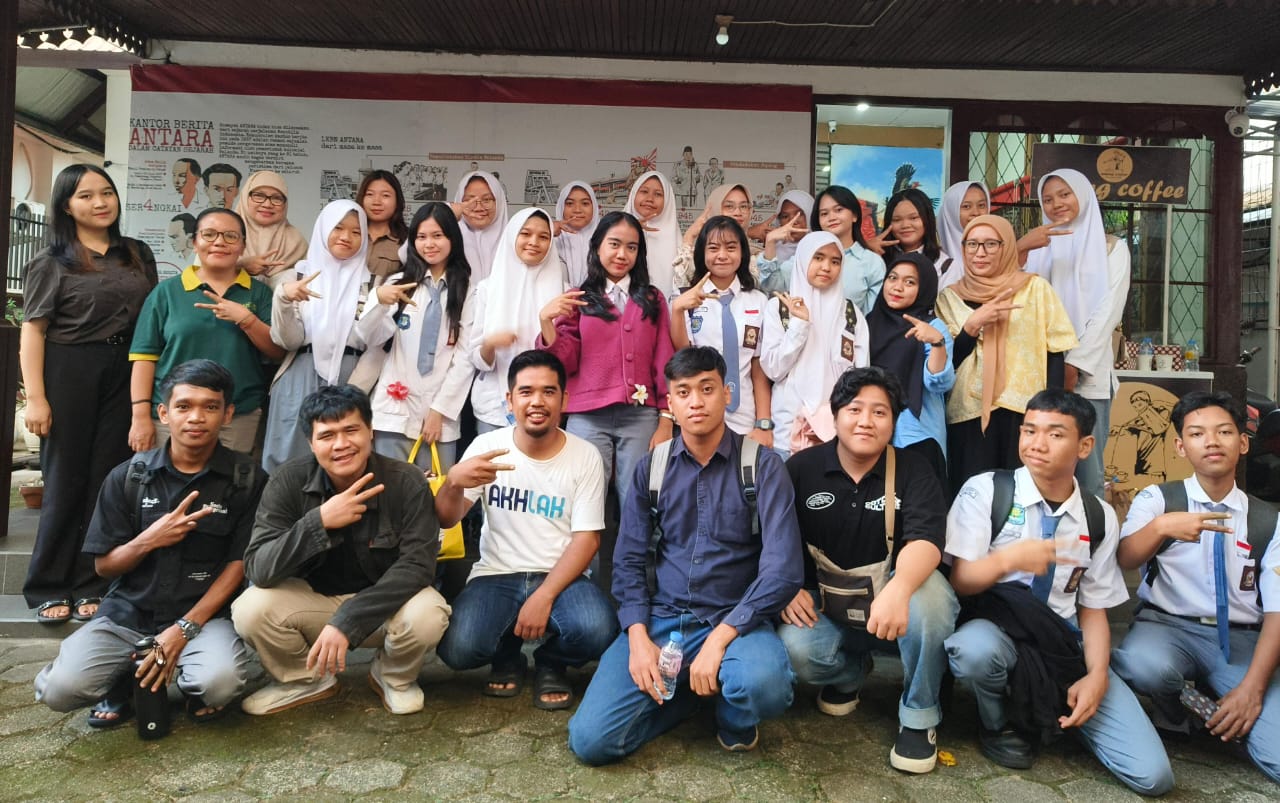 Peserta Pelatihan Jurnalistik ANTARA Kalbar 2025 berfoto bersama usai pembukaan kegiatan yang didukung Astra Motor Kalbar.