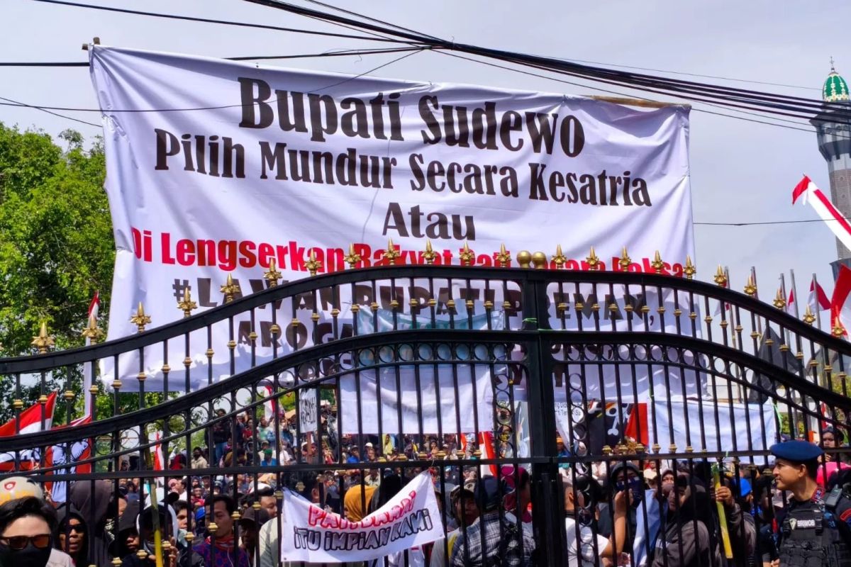 Warga Pati menggelar demo menuntut Bupati Sadewo mundur pada Rabu (13/8).
