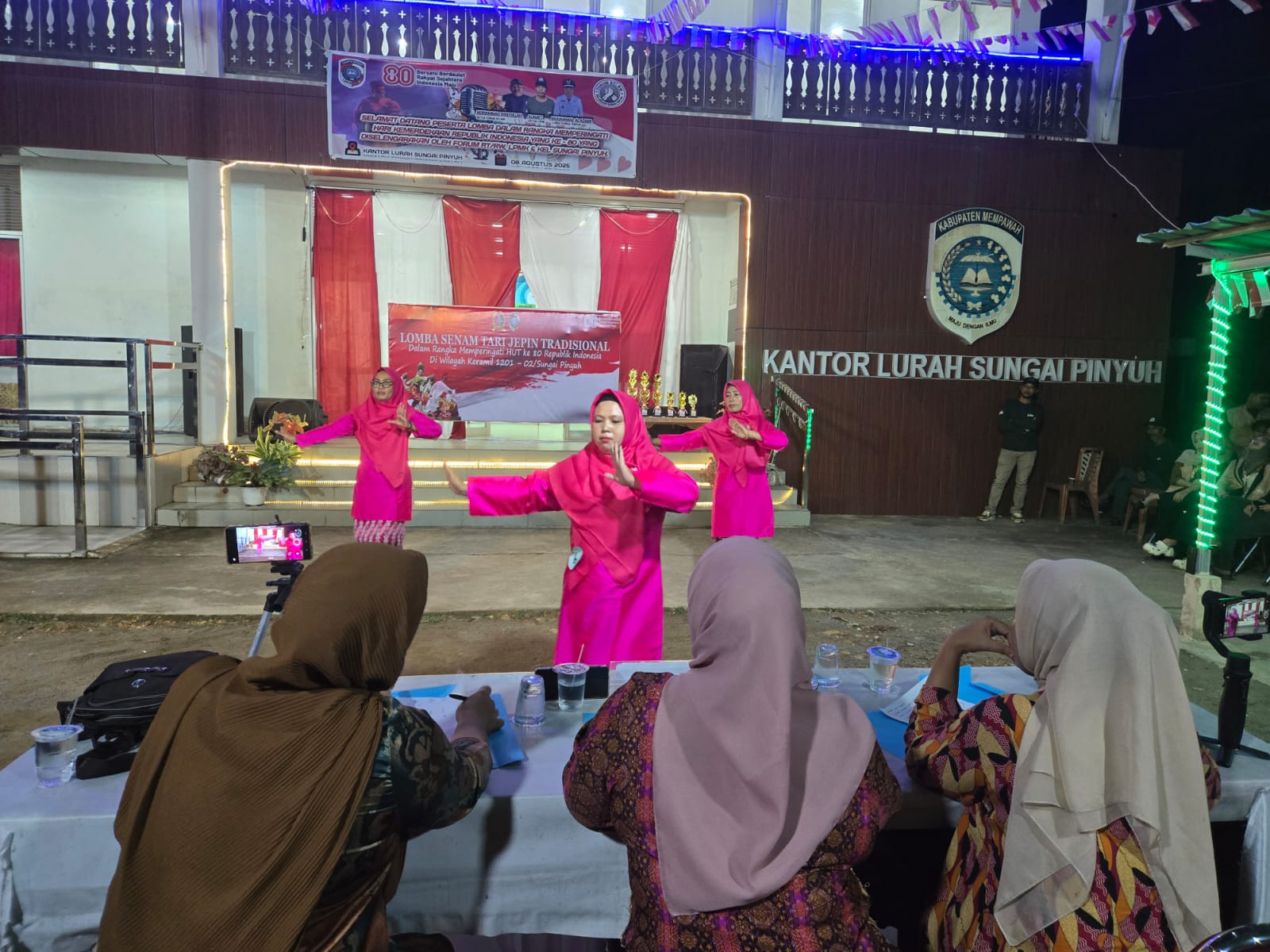 JEPIN: Peserta lomba senam tari jepin saat tampil di depan juri.