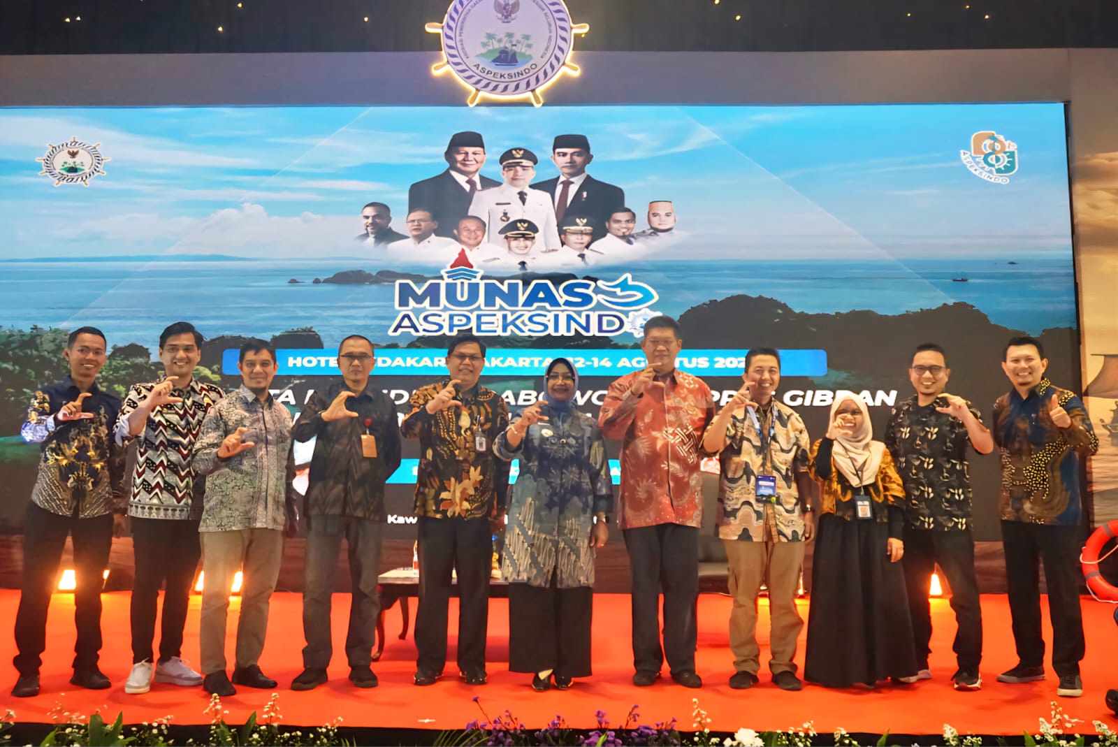 MUNAS: Bupati Mempawah (tengah) diabadikan usai terpilih sebagai ketua umum Aspeksindo pada Munas di Jakarta.