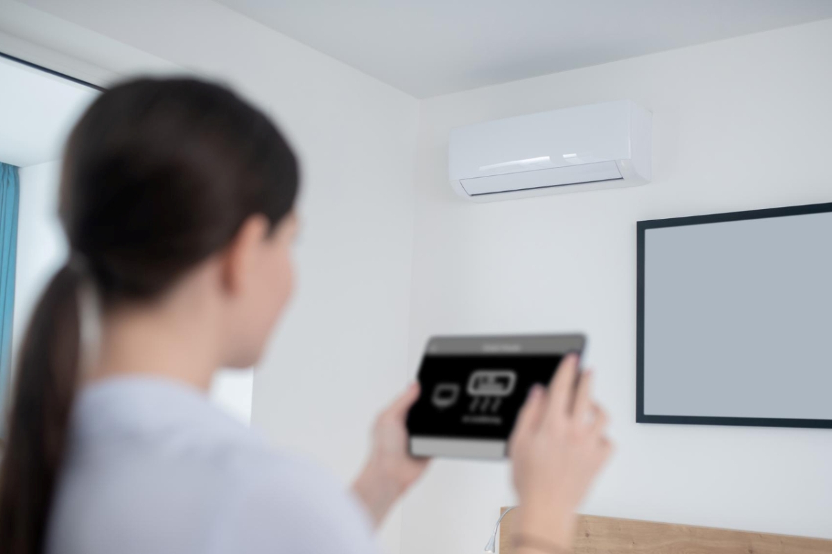 Ilustrasi tips menghemat listrik AC agar tagihan tak membengkak.