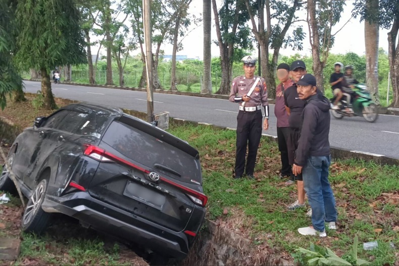 MASUK PARIT: Kondisi minibus Toyota Veloz yang terperosok ke parit pembatas Jalan Arteri Supadio, Kecamatan Sungai Raya, Rabu (13/8) dini hari.