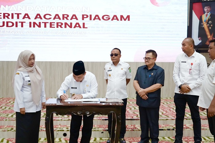 TANDA TANGAN: Gubernur Kalbar Ria Norsan saat menandatangani dokumen audit internal dalam Sosialisasi Antikorupsi Terintegrasi 2025 di Balai Petitih Kantor Gubernur Kalbar, Rabu (13/8).