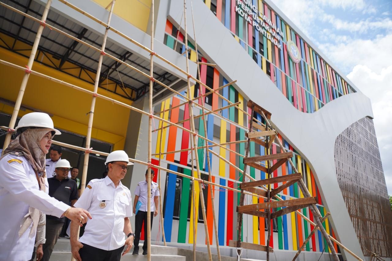 PERPUSTAKAAN: Wali Kota Pontianak Edi Rusdi Kamtono didampingi Kepala Dinas Perpustakaan dan Kearsipan Kota Pontianak Rendrayani meninjau progres pembangunan Gedung Layanan Perpustakaan Kota Pontianak