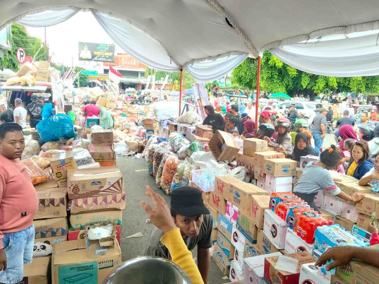 BENTUK DUKUNGAN: Posko donasi di kawasan Simpang Lima Pati dipenuhi berbagai jenis bantuan untuk keperluan unjukrasa.