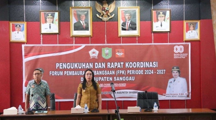 DILANTIK: Wakil Bupati Sanggau, Susana Herpena melantik pengurus FPK Sanggau, kemarin.