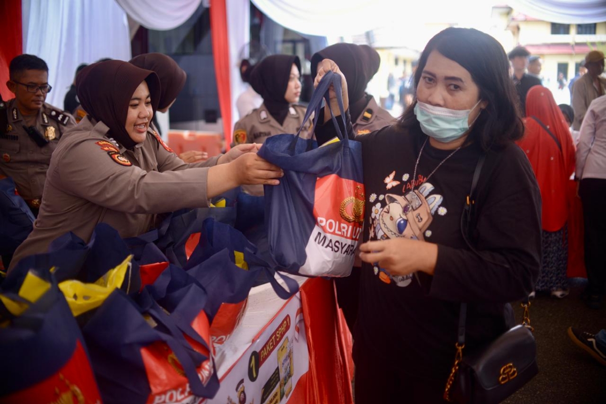 Masyarakat membeli sembako murah dalam GPM yang digelar Polda Kalbar di lapangan Jananuraga Polda Kalbar, Kamis (14/8).