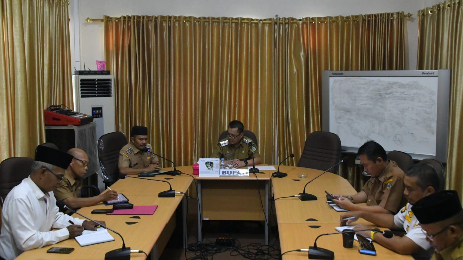RAPAT : Bupati Kayong Utara, Romi Wijaya, pada rapat persiapan Pemerintah Kabupaten Kayong Utara mengikuti Musabaqah Tilawatil Qur&rsquo;an (MTQ) ke-33 Tingkat Provinsi Kalimantan Barat, di Kapuas Hulu.