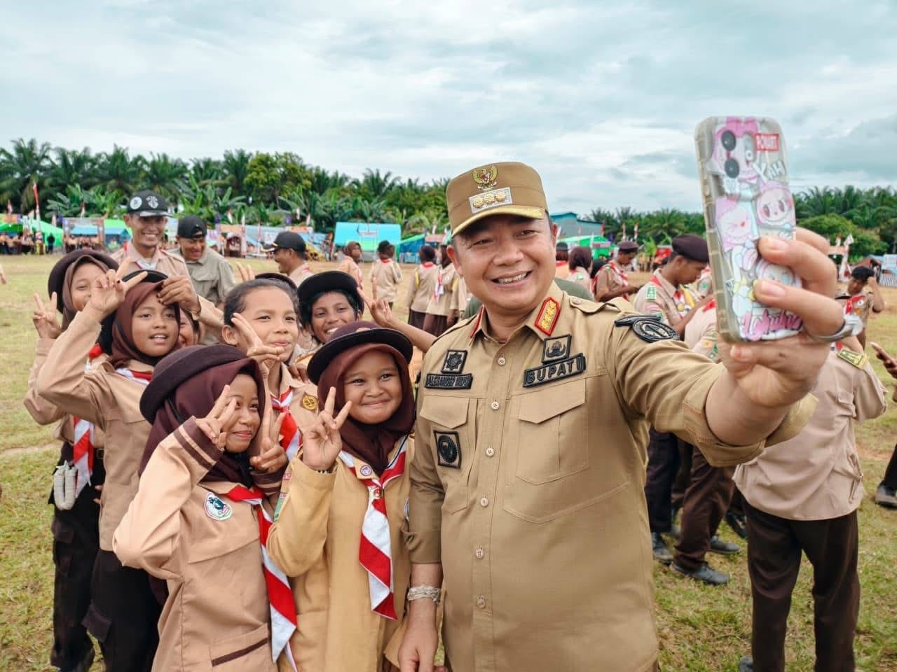 SWAFOTO : Bupati Ketapang, Alexander Wilyo, melayani swafoto bersama peserta Jambore Ranting III Sungai Melayu Rayak, Selasa (12/8).