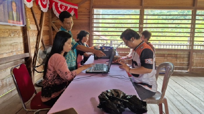 JEMPUT BOLA: Dinas Penanaman Modal dan Pelayanan Terpadu Satu Pintu (DPMPTSP) Kabupaten Sintang melakukan pelayanan jemput bola melalui program KAIN IKAT.