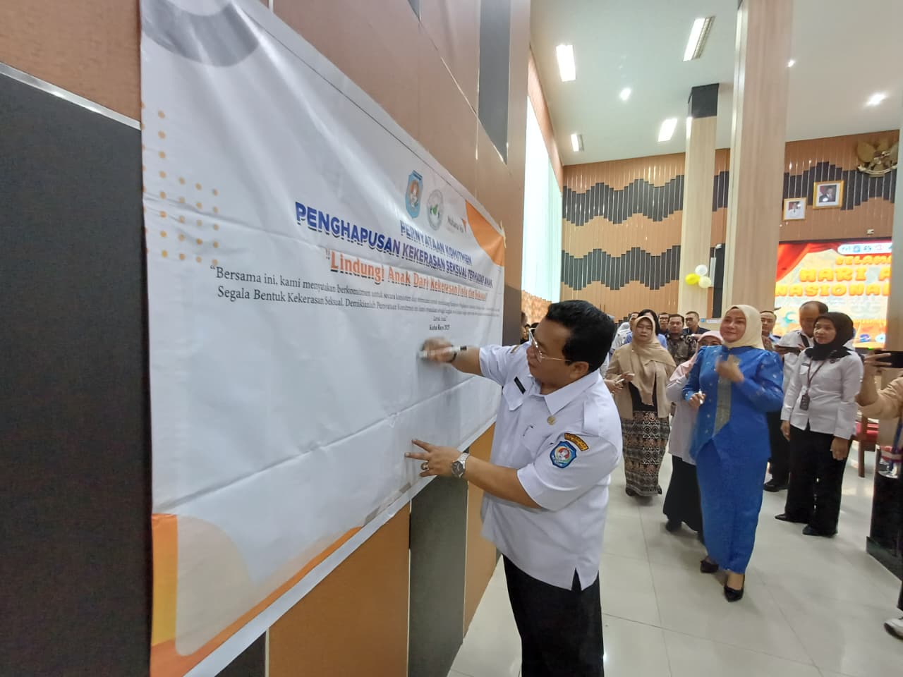KOMITMEN: Wakil Bupati Kubu Raya, Sukiryanto, menandatangani komitmen bersama perlindungan anak pada peringatan Hari Anak Nasional 2025 di Aula Praja Utama, Rabu (13/8).