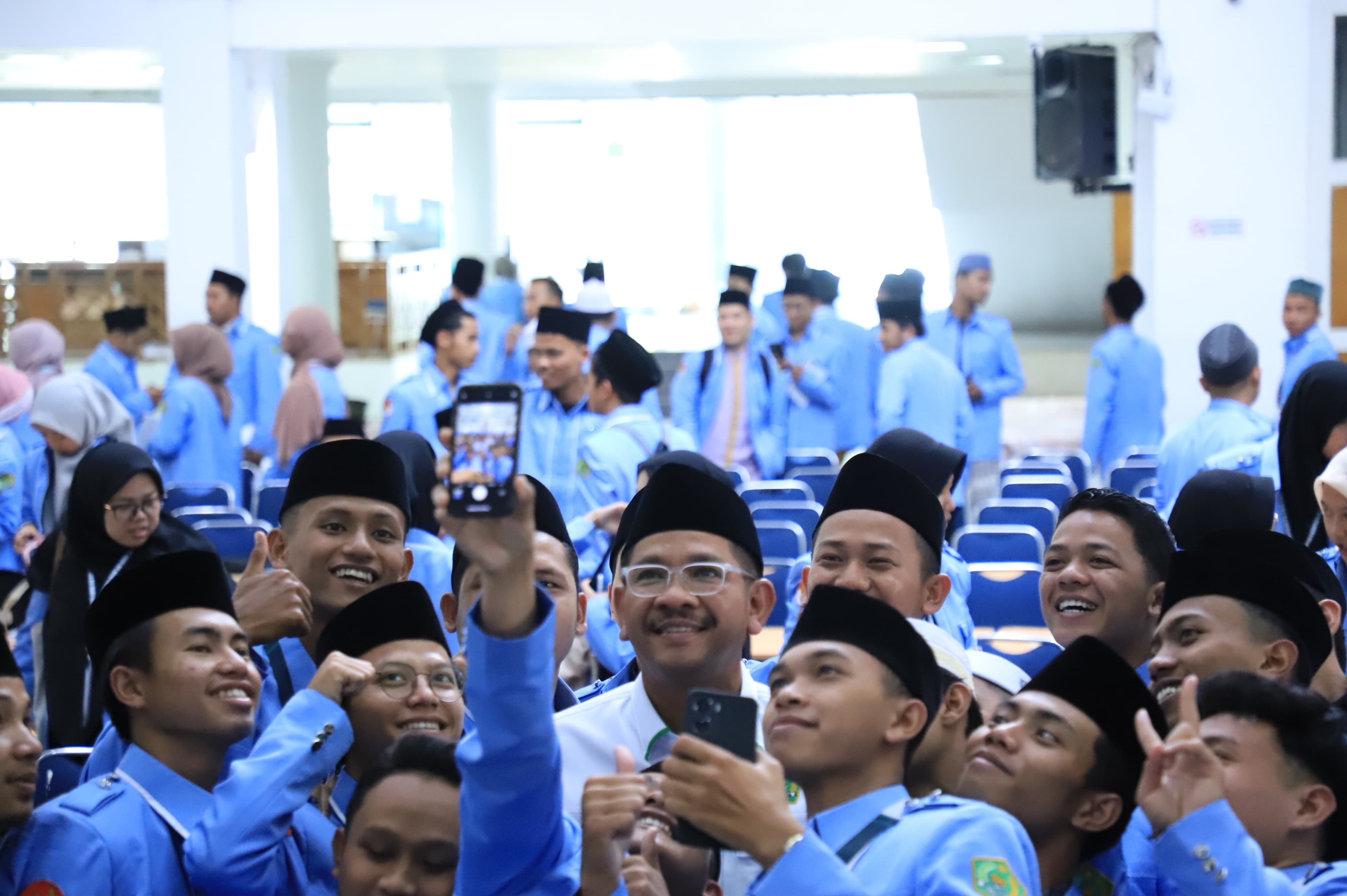 Dirjen Bimas Islam Kemenag Abu Rokhmad (tengah) bersama pendakwah muda di Jakarta (5/8).