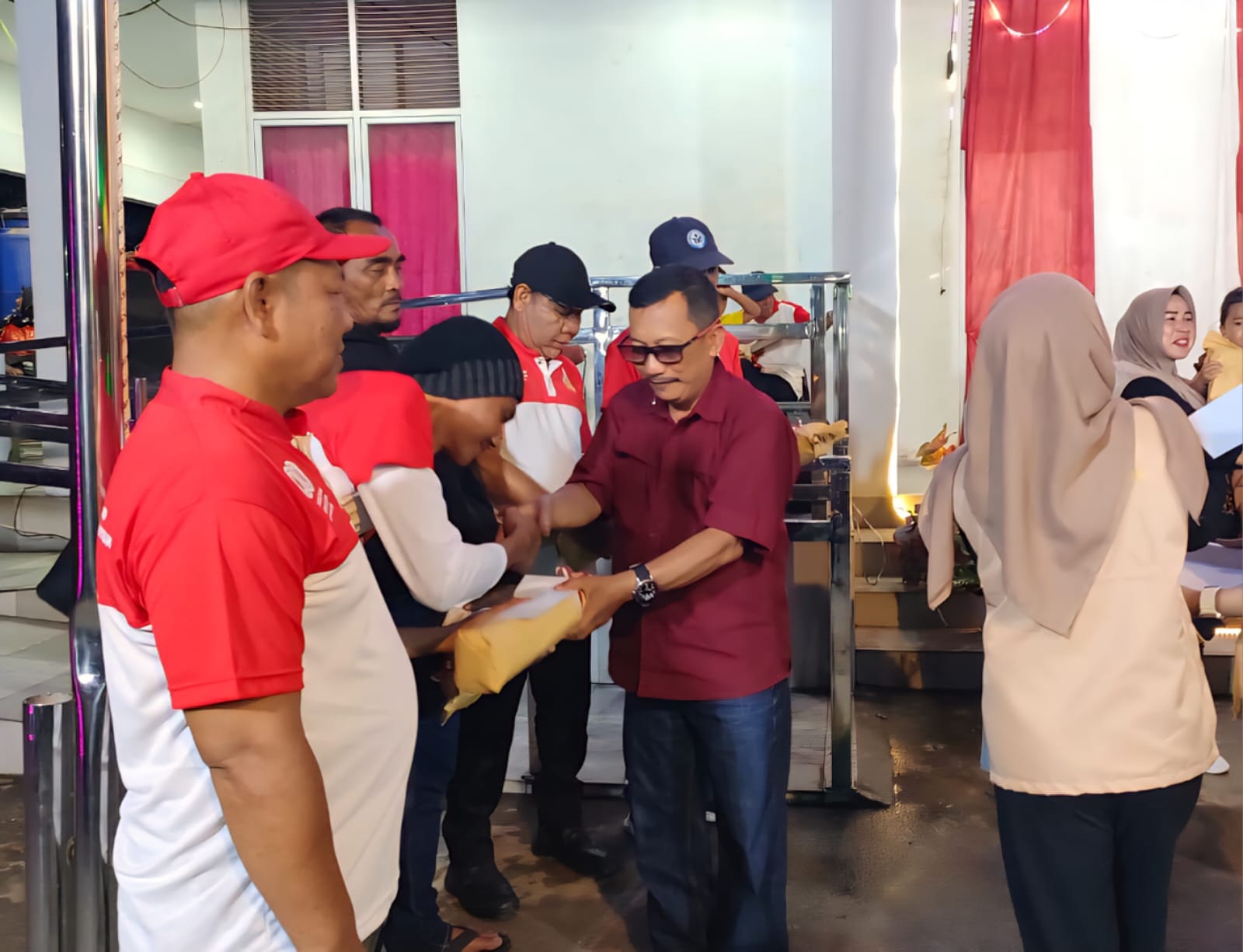 HADIAH: Camat Sungai Pinyuh menyerahkan hadiah kepada pemenang lomba dalam rangka perayaan HUT RI di Kantor Lurah.