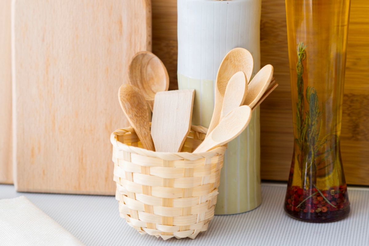 Ilustrasi sutil berbahan kayu kembali seperti baru jika dibersihkan dengan bahan dapur ini.