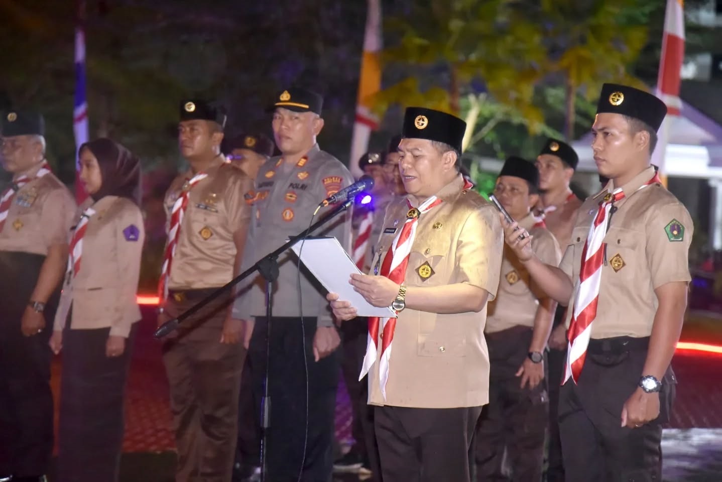 PIMPIN UPACARA: Sekda Kubu Raya sekaligus Ketua Kwarcab Gerakan Pramuka Kubu Raya, Yusran Anizam, memimpin Upacara Ulang Janji peringatan Hari Pramuka ke-64 di halaman Kantor Bupati Kubu Raya.