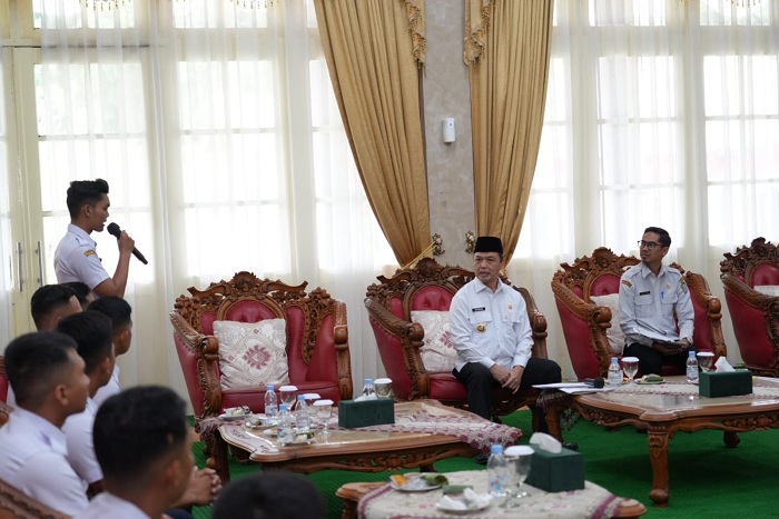 DIALOG: Gubernur Kalbar, Ria Norsan, saat berdialog dan memberikan pengarahan dengan para lulusan IPDN asal Kalbar agar menjaga integritas dan menjadi teladan di lingkungan pemerintahan.