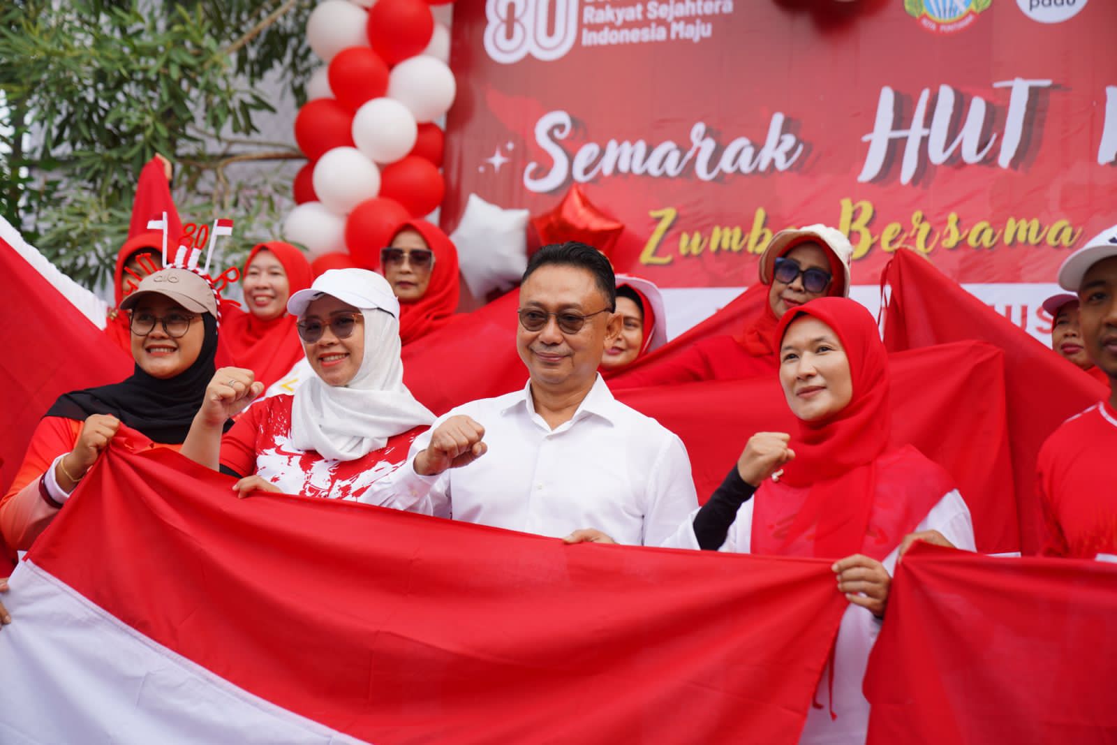 Wali Kota Pontianak Edi Rusdi Kamtono ikut membagikan bendera Merah Putih kepada warga di Kecamatan Pontianak Kota.