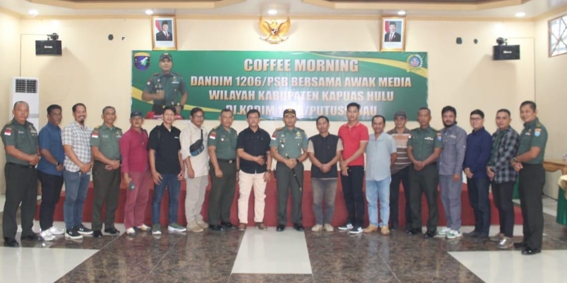 SILATURAHMI : Insan Pers Kapuas Hulu saat bersama Dandim 1206 Psb serta jajarannya saat coffe morning bersama awak media dilakukan untuk mempererat tali silaturahmi.