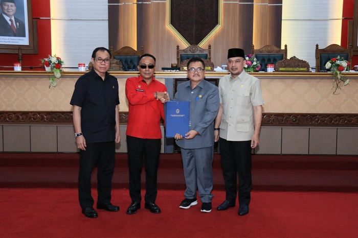 TUNJUKKAN: Wakil Gubernur Kalbar, Krisantus Kurniawan berasma Ketua DPRD Kalbar, Aloysius menunjukkan kesepakatan KUA PPAS Tahun 2026 bersama DPRD usai rapat paripurna DPRD Kalbar, Kamis (14/8).