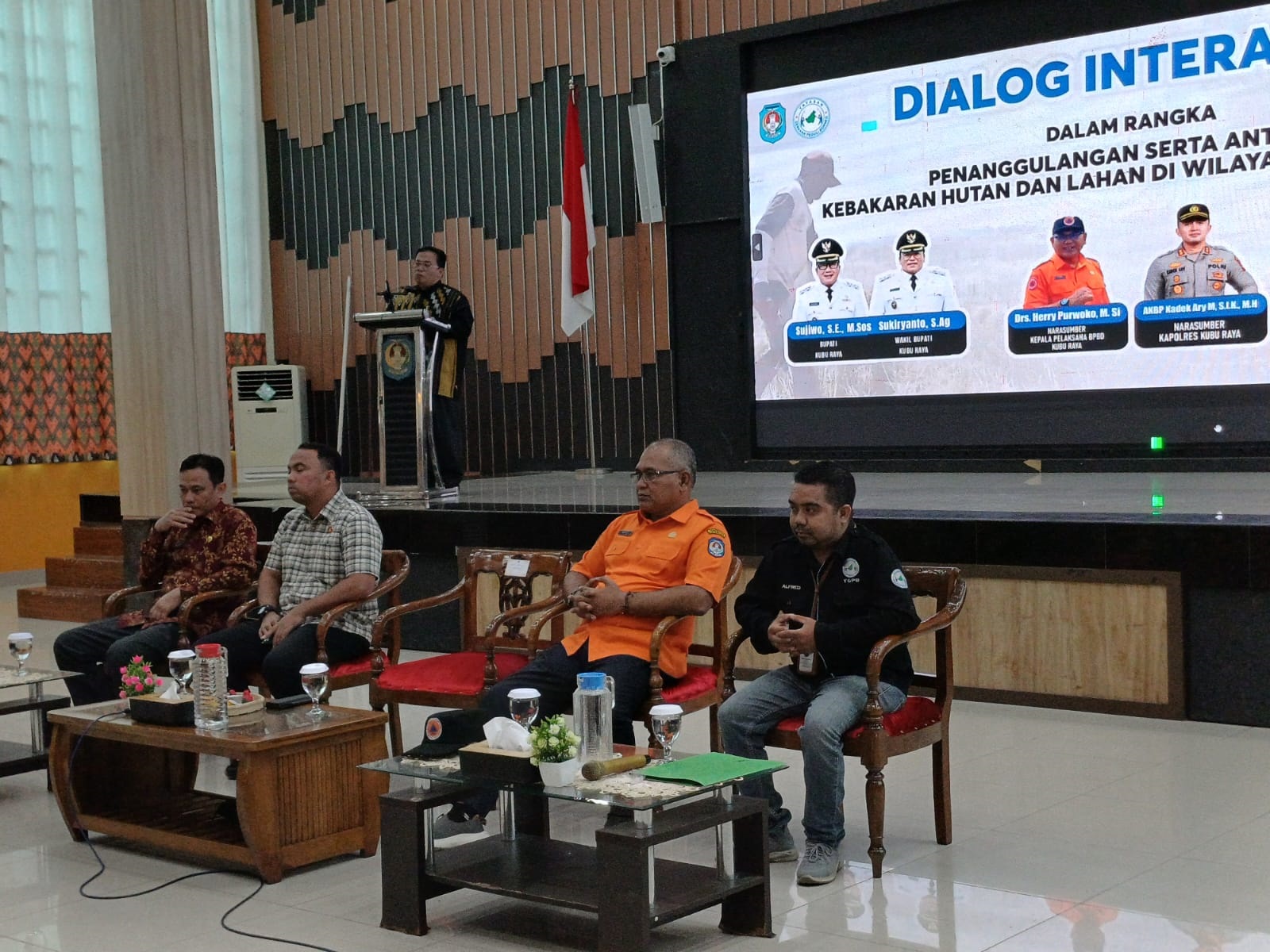 DIALOG: Suasana dialog Interaktif Penanggulangan dan Antisipasi Karhutla di Aula Praja Utama Kantor Bupati Kubu Raya, Kamis (14/8).