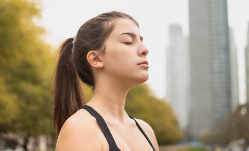 Seorang wanita mempraktikkan teknik pernapasan diafragma untuk mengurangi stres harian. (Foto: Freepik)