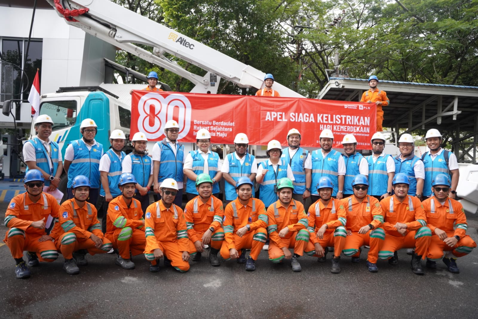 General Manager PLN UID Kalimantan Barat, Maria G.I. Gunawan dan Manajemen, berfoto bersama Tim PDKB, siap mengamankan Perayaan Hari Kemerdekaan RI ke-80.