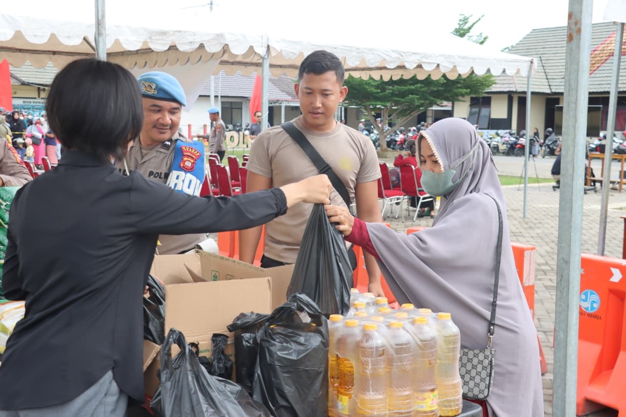PANGAN MURAH: Polres Sambas melaksanakan gerakan pengan murah di halaman Mapolres Sambas.