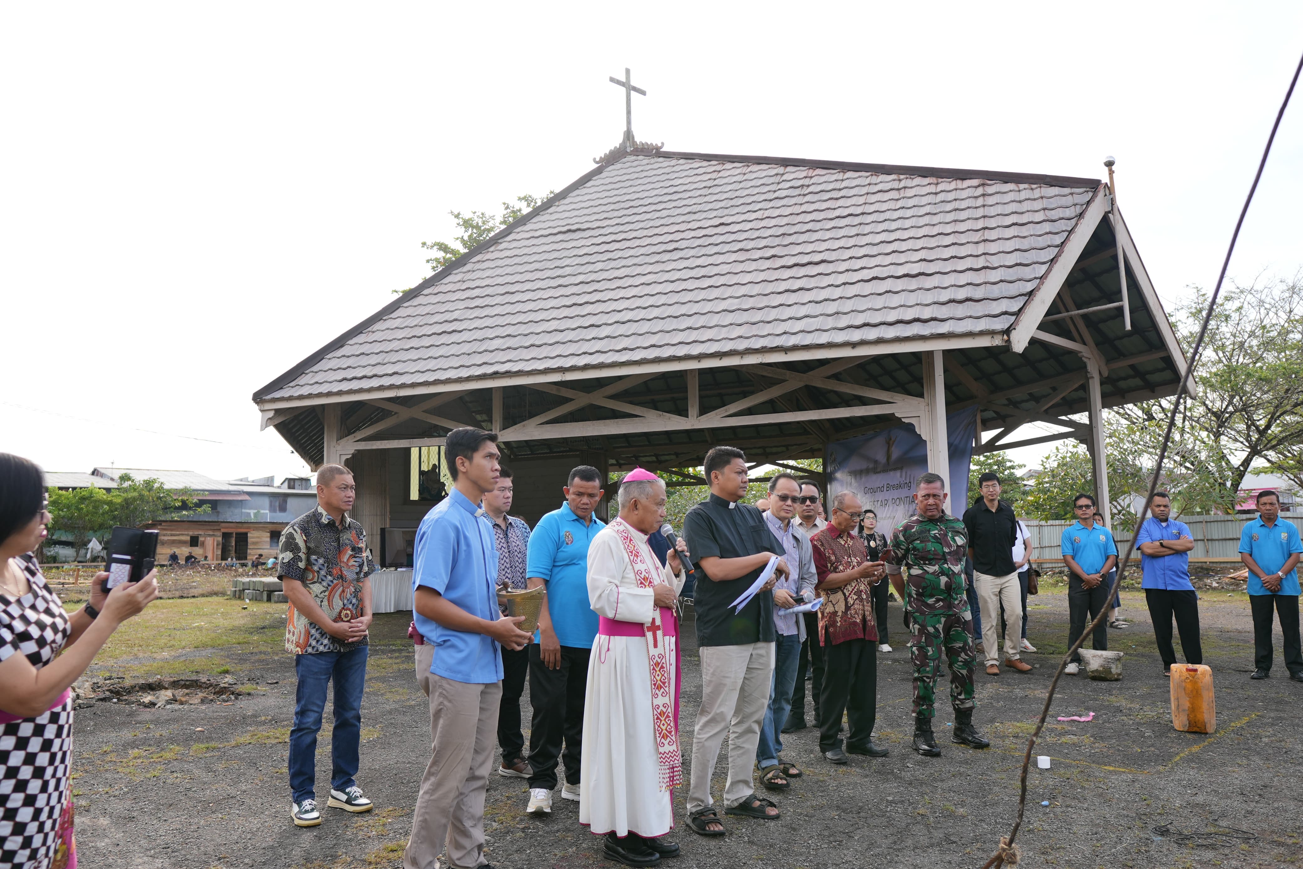 Uskup Agung Pontianak Mgr. Agustinus Agus memimpin pemberkatan pembangunan Griya Oasis di Pemakaman Katolik Santo Yusuf Sungai Raya, Jumat (15/8/2025).