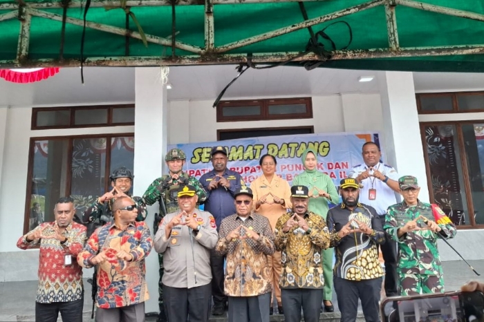 Peresmian Terminal baru Bandara Aminggaru Ilaga, Kabupaten Puncak, Papua Tengah, Jumat (15/8).