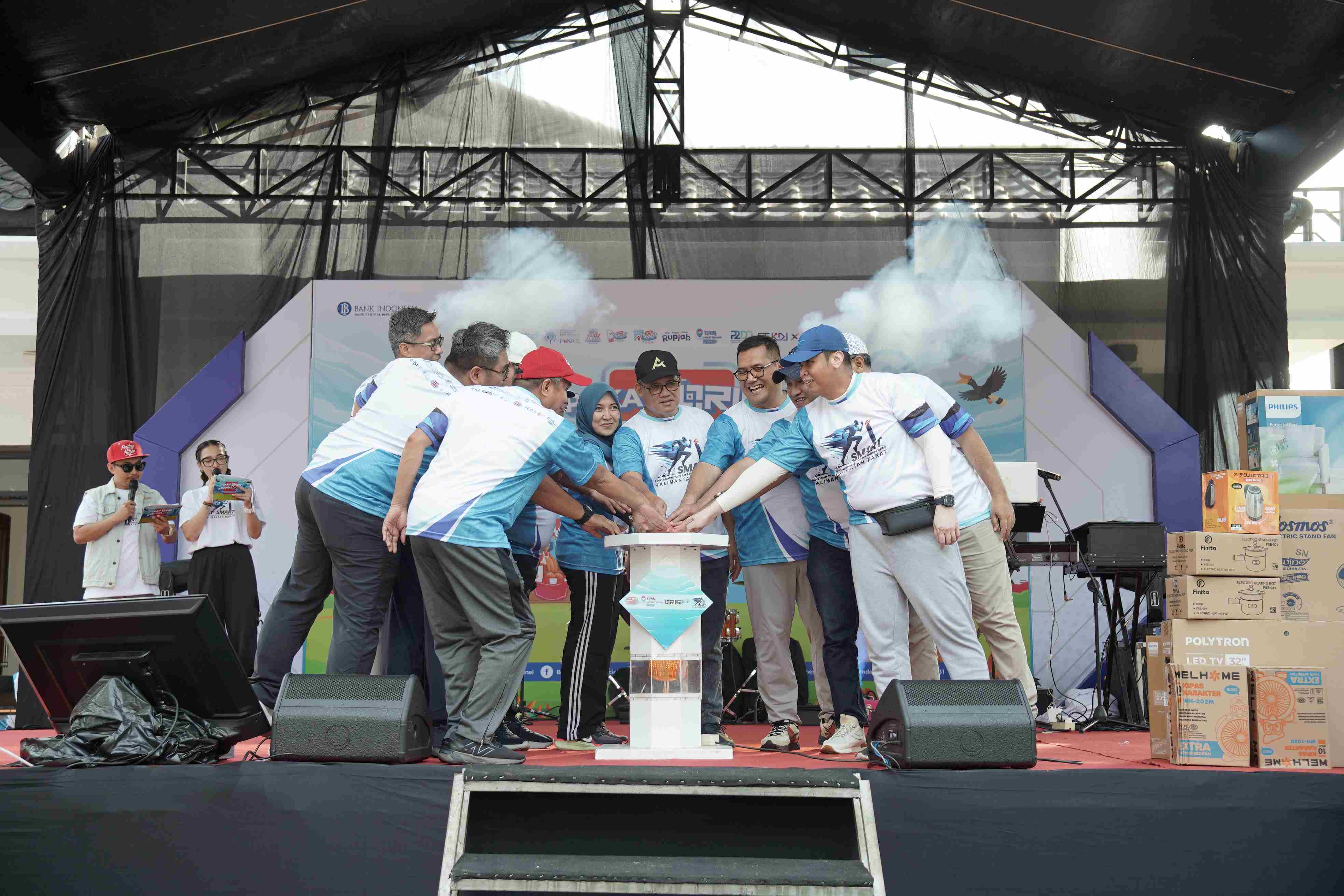 Peluncuran QRIS Tap Perum Damri oleh Bank Indonesia Kalbar bersama Bank Mandiri dalam puncak Pekan QRIS Nasional 2025 di Pontianak.