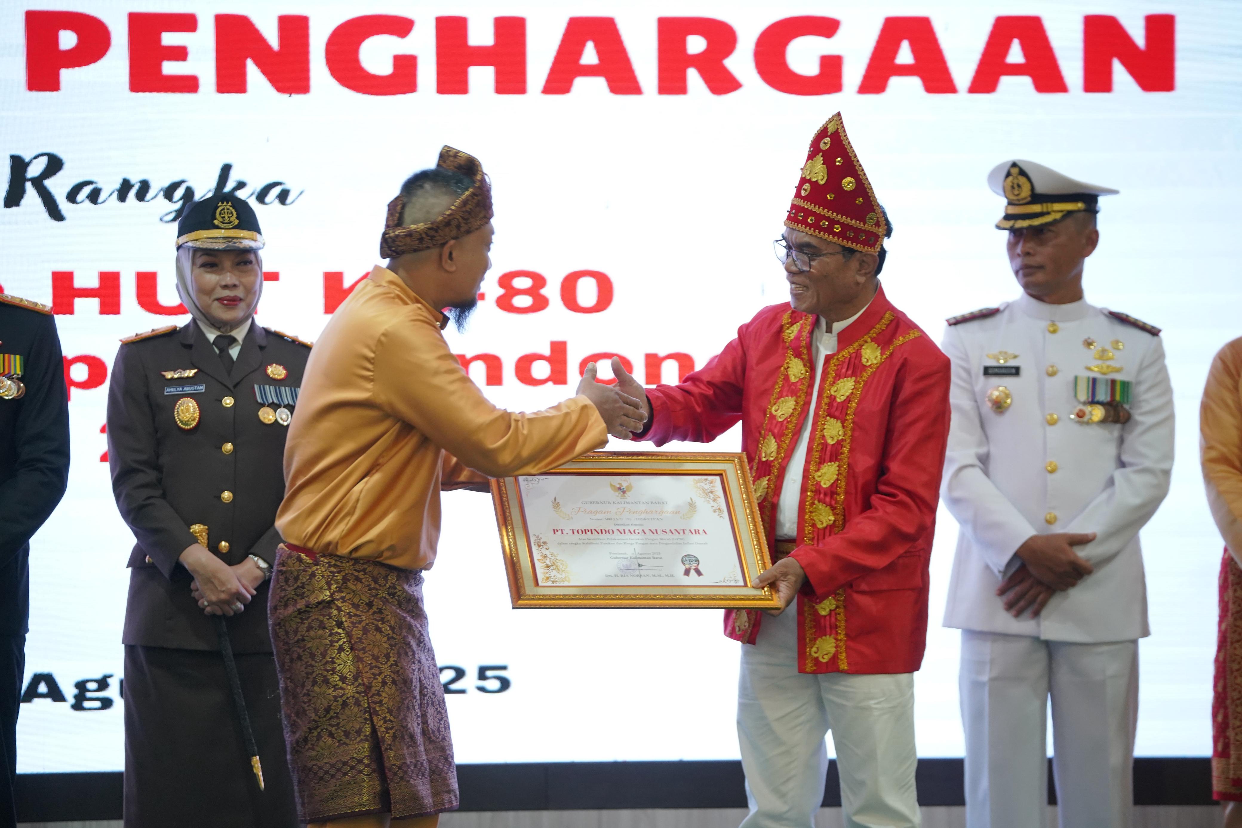 Direktur Utama PT Topindo Niaga Nusantara, Yasdi Ismandar, menerima penghargaan dari Pemerintah Provinsi Kalimantan Barat atas kontribusi dalam program pangan murah.