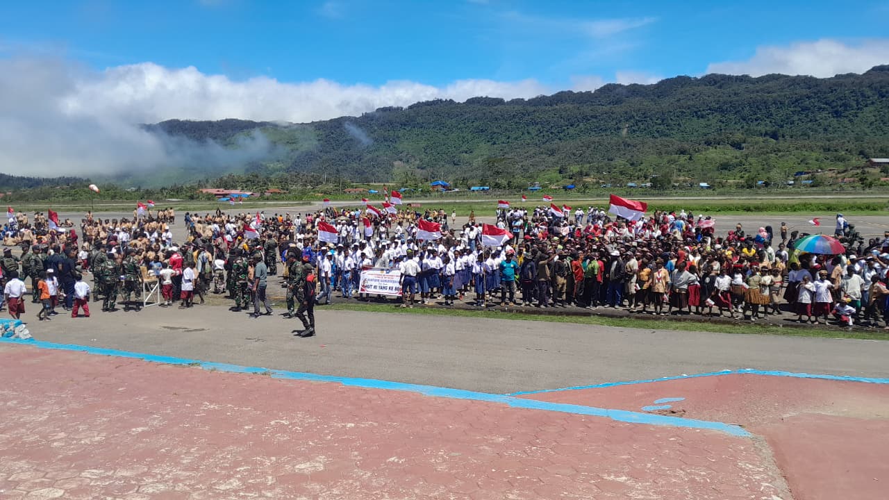 Ribuan warga Pegunungan Bintang memadati Lapangan Kabiding, Oksibil, meriahkan pawai HUT RI ke-80 dengan penuh semangat kebersamaan.