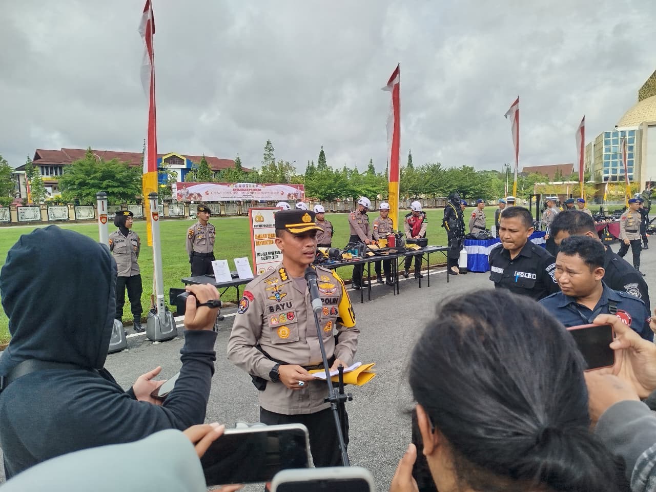Kabid Humas Polda Kalbar Kombes Pol Bayu Suseno saat memberikan keterangan di hadapan wartawan.