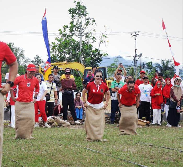 BALAP KARUNG: Wali Kota Singkawang Tjhai Chui Mie juga ikut permainan tradisional yang digelar Dinas Pendidikan dan Kebudayaan (Disdikbud) Kota Singkawang di Lapangan Tarakan.