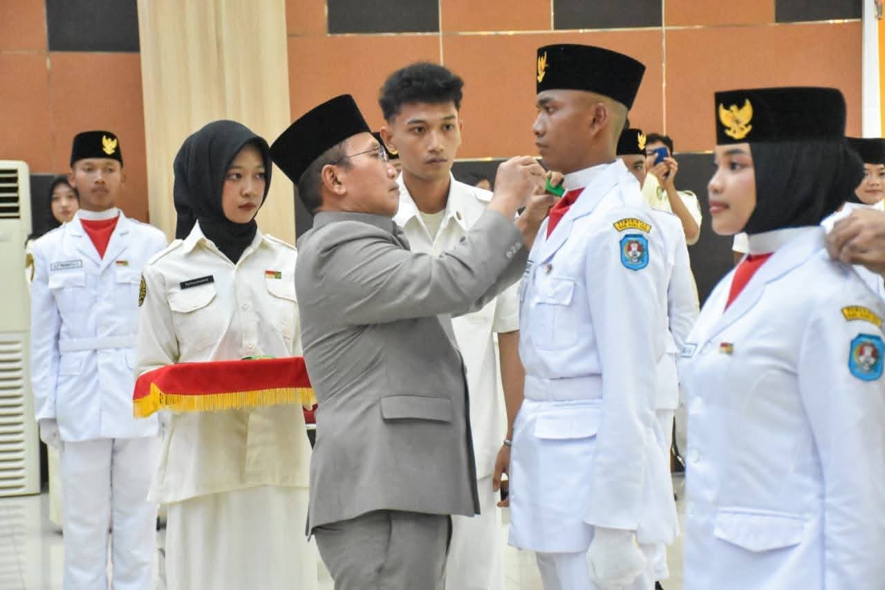 KUKUHKAN: Bupati Kubu Raya Sujiwo mengukuhkan 28 anggota Paskibraka 2025 dalam upacara di Aula Praja Utama, Jumat (15/8) malam.
