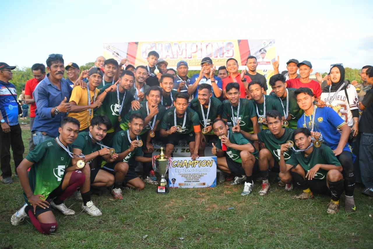 TURNAMEN: Juara Open Turnamen Sepak Bola Piala Kepala Desa Teluk Melano Tahun 2025 di Lapangan Gelora Gloria, Simpang Hilir.