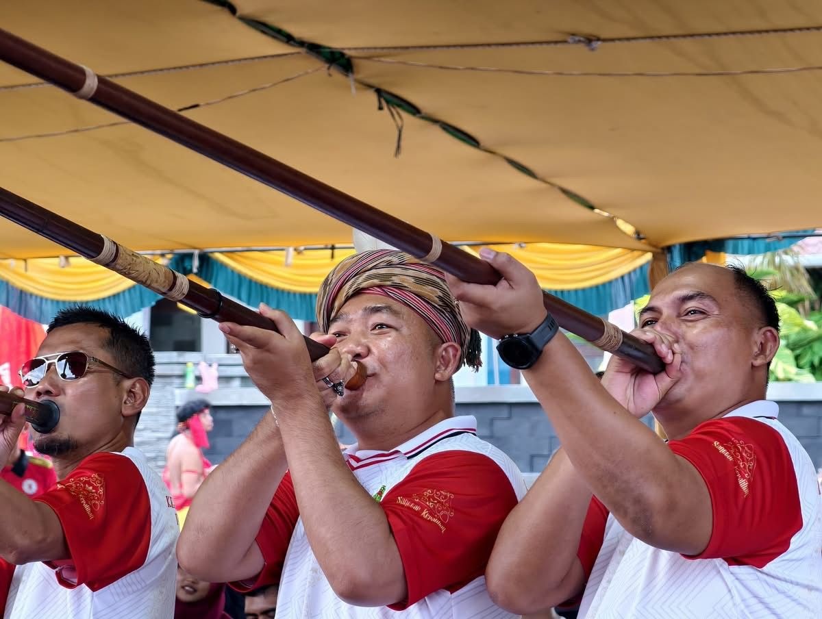 MENYUMPIT: Bupati Ketapang, Alexander Wilyo, mencoba sumpit saat membuka Kejuaraan Menyumpit Patih Jaga Pati Cup 2025.