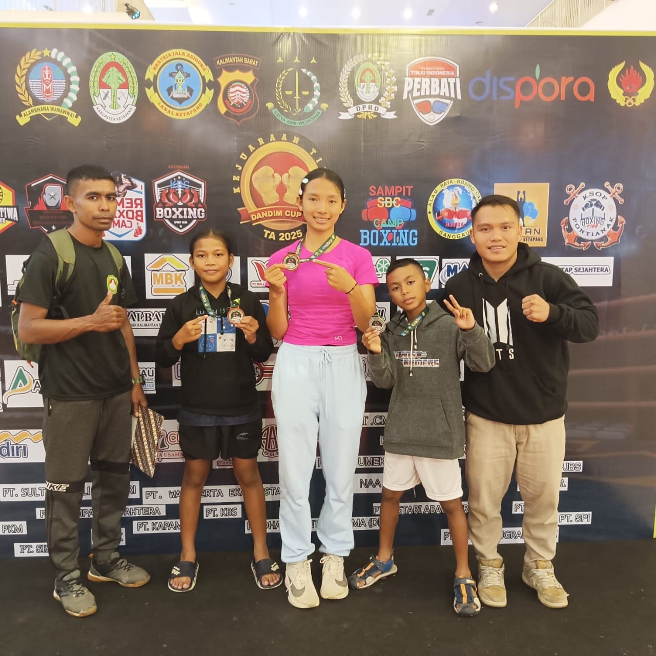 MEDALI EMAS: Dua petinju putri binaan Koramil 02/Mempawah Hulu, Jumiati dan Viktoria Viola, berhasil meraih medali emas pada Kejuaraan Tinju Amatir Piala Dandim Cup Ketapang 2025.