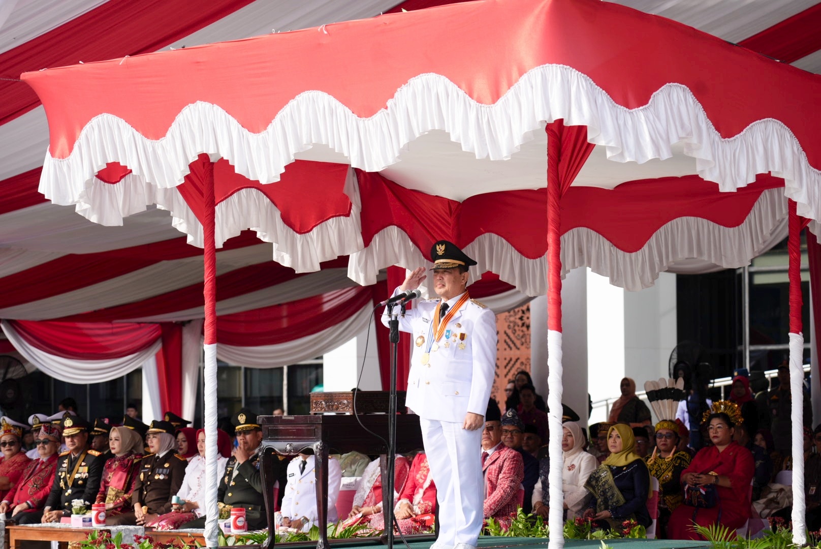 INSPEKTUR UPACARA: Gubernur Kalimantan Barat, Ria Norsan, menjadi inspektur Upacara Peringatan Hari Ulang Tahun ke-80 Kemerdekaan Republik Indonesia di Halaman Kantor Gubernur Kalbar, Minggu (17/8).