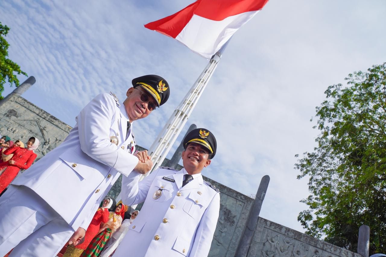 UPACARA: Wali Kota Pontianak Edi Rusdi Kamtono dan Wakil Wali Kota Bahasan mengabadikan momen bersama usai Upacara HUT ke-80 Kemerdekaan RI.