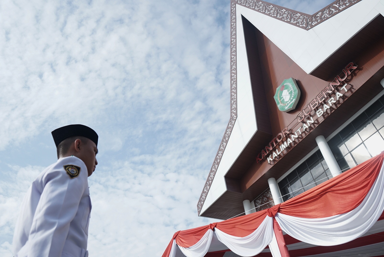 UPACARA BENDERA : Upacara Peringatan Hari Ulang Tahun ke-80 Kemerdekaan Republik Indonesia digelar di halaman Kantor Gubernur serta dipimpin Gubernur Kalbar Ria Norsan, Minggu (17/8).