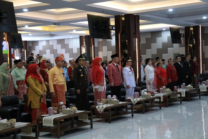 SIARAN LANGSUNG: Gubernur Ria Norsan menyaksikan siaran langsung penampilan pelajar asal Kalbar dalam upacara Proklamasi Kemerdekaan melalui media elektronik di Aula Garuda.