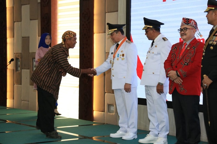 RAMAH-TAMAH: Gubernur Ria Norsan didampingi Wagub Krisantus menyalami undangan yang hadir di acara Ramah Tamah dan Penyerahan Penghargaan dalam rangka Peringatan Hari Kemerdekaan ke-80 RI