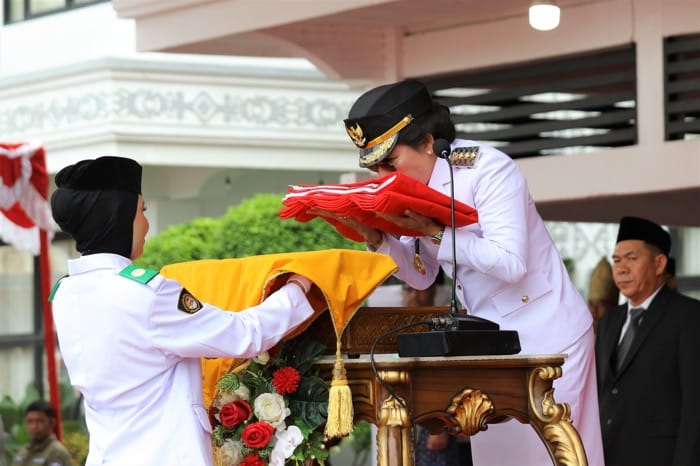 INSPEKTUR: Wali Kota Singkawang Tjhai Chui Mie menjadi inspektur upacara pada Upacara Peringatan Kemerdekaan Republik Indonesia di halaman Kantor Wali Kota Singkawang, Minggu (17/8).