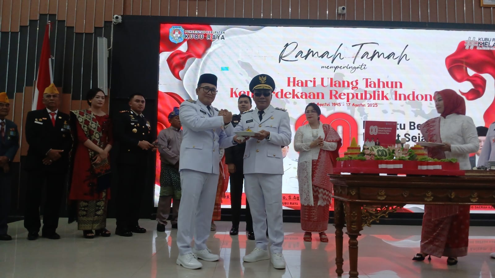 HUT KE-80 RI: Bupati Kubu Raya, Sujiwo memberikan potongan tumpeng kepada Wagub Kalbar, Krisantus Kurniawan sebagai simbol kebersamaan di momen Ramah Tamah Peringatan Hari Ulang Tahun (HUT) ke-80 RI
