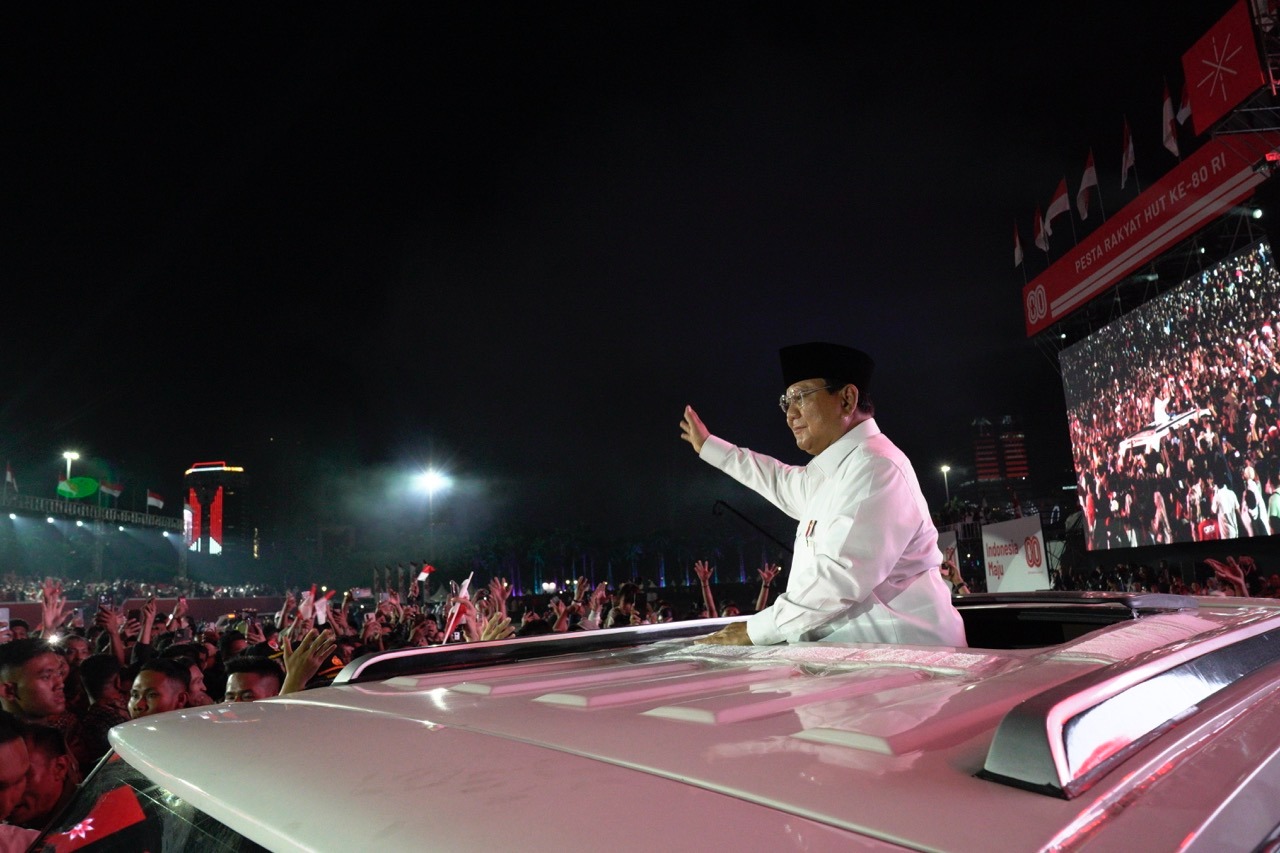 Presiden Prabowo menyapa masyarakat usai mengikuti upacara penurunan bendera di Istana Merdeka, Minggu (17/8) malam.